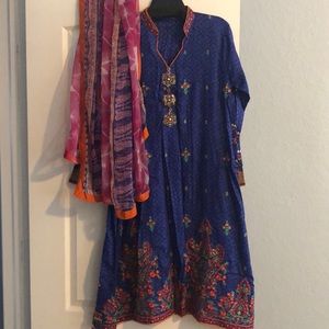 Complete suit embroidered on the bottom Pakistani